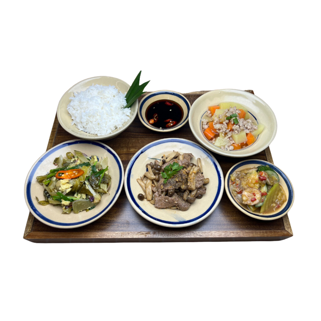 KHAY BÒ SỐT TIÊU ĐEN tại Cơm Khay Gỗ