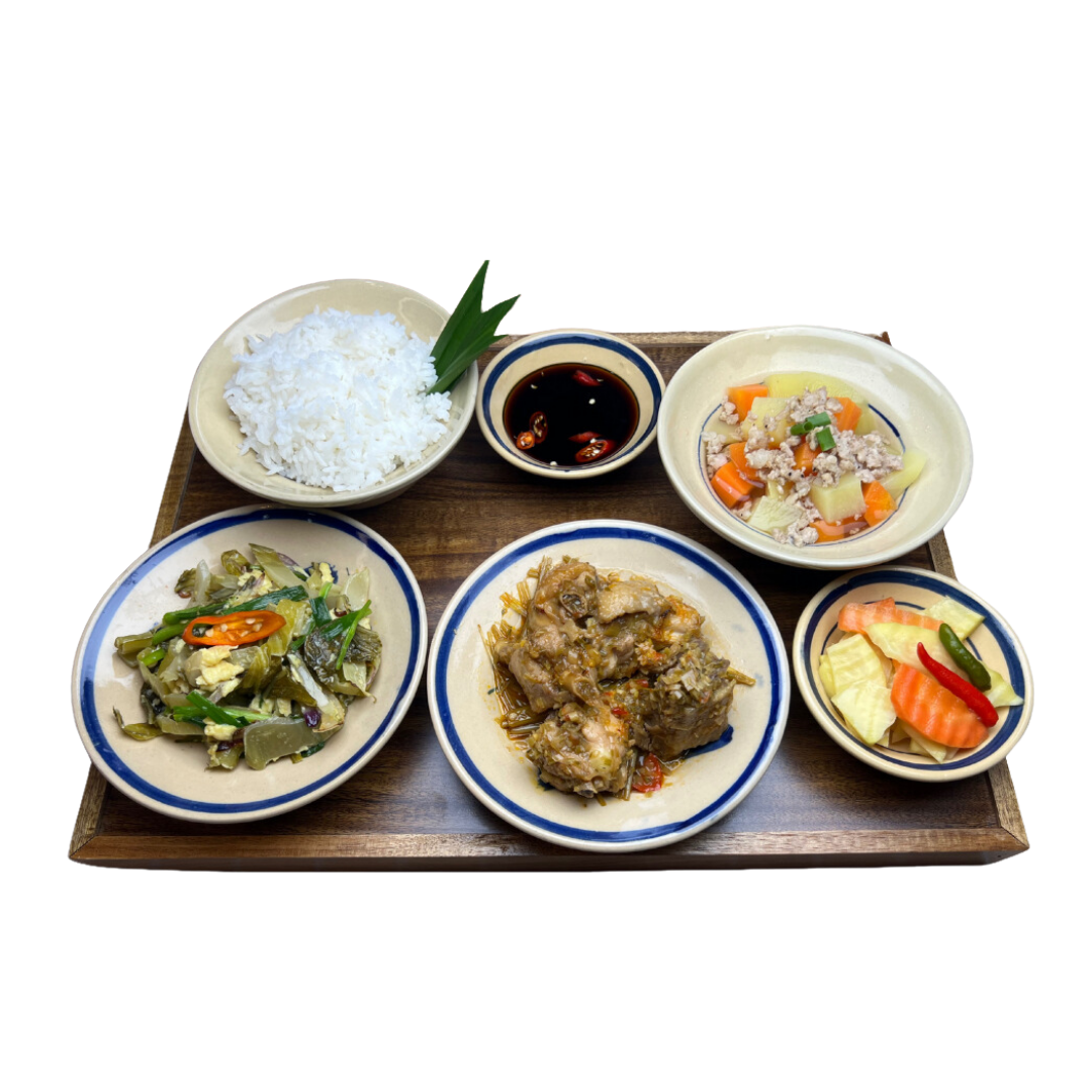KHAY GÀ KHO SẢ ỚT tại Cơm Khay Gỗ
