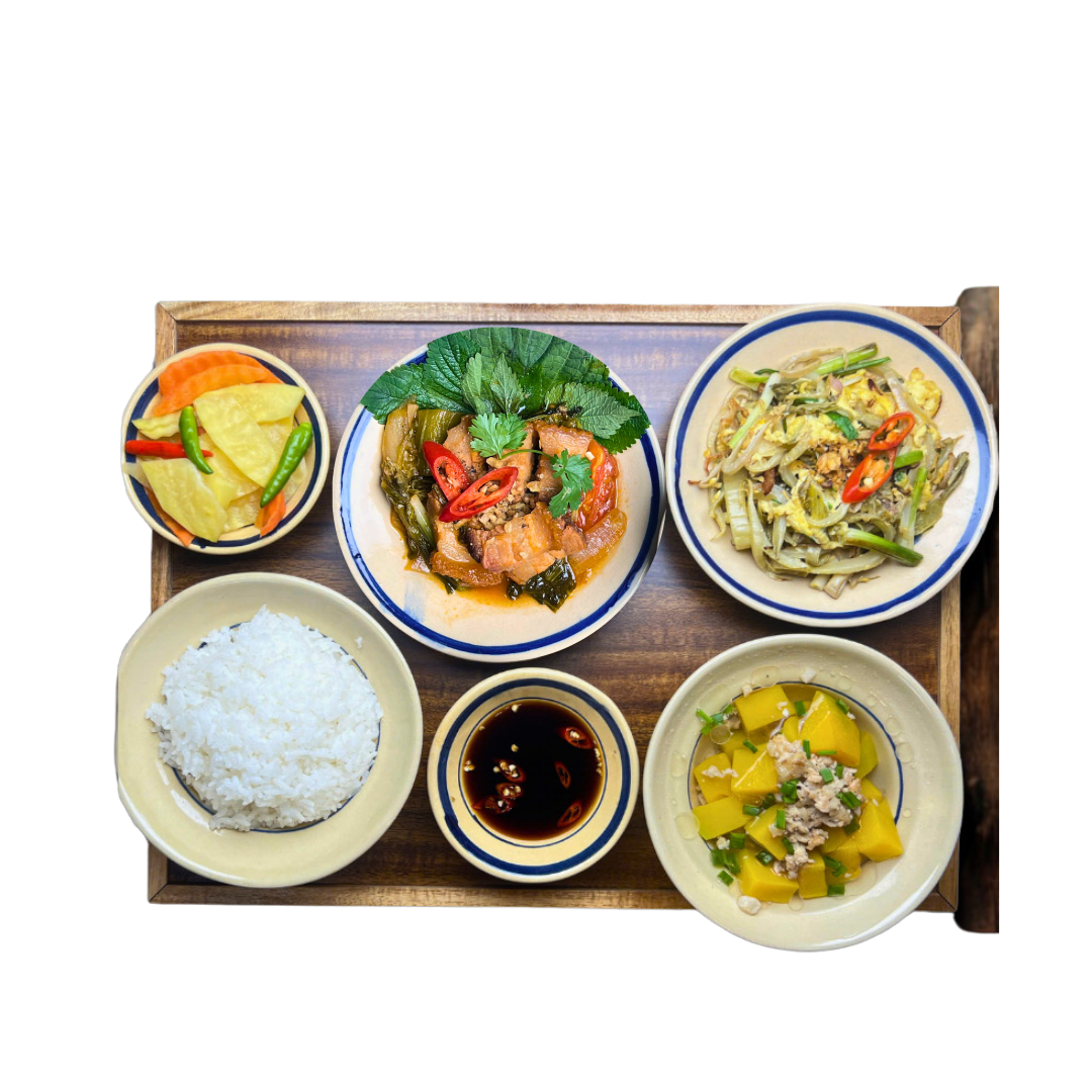 KHAY HEO QUAY XÀO CẢI CHUA tại Cơm Khay Gỗ